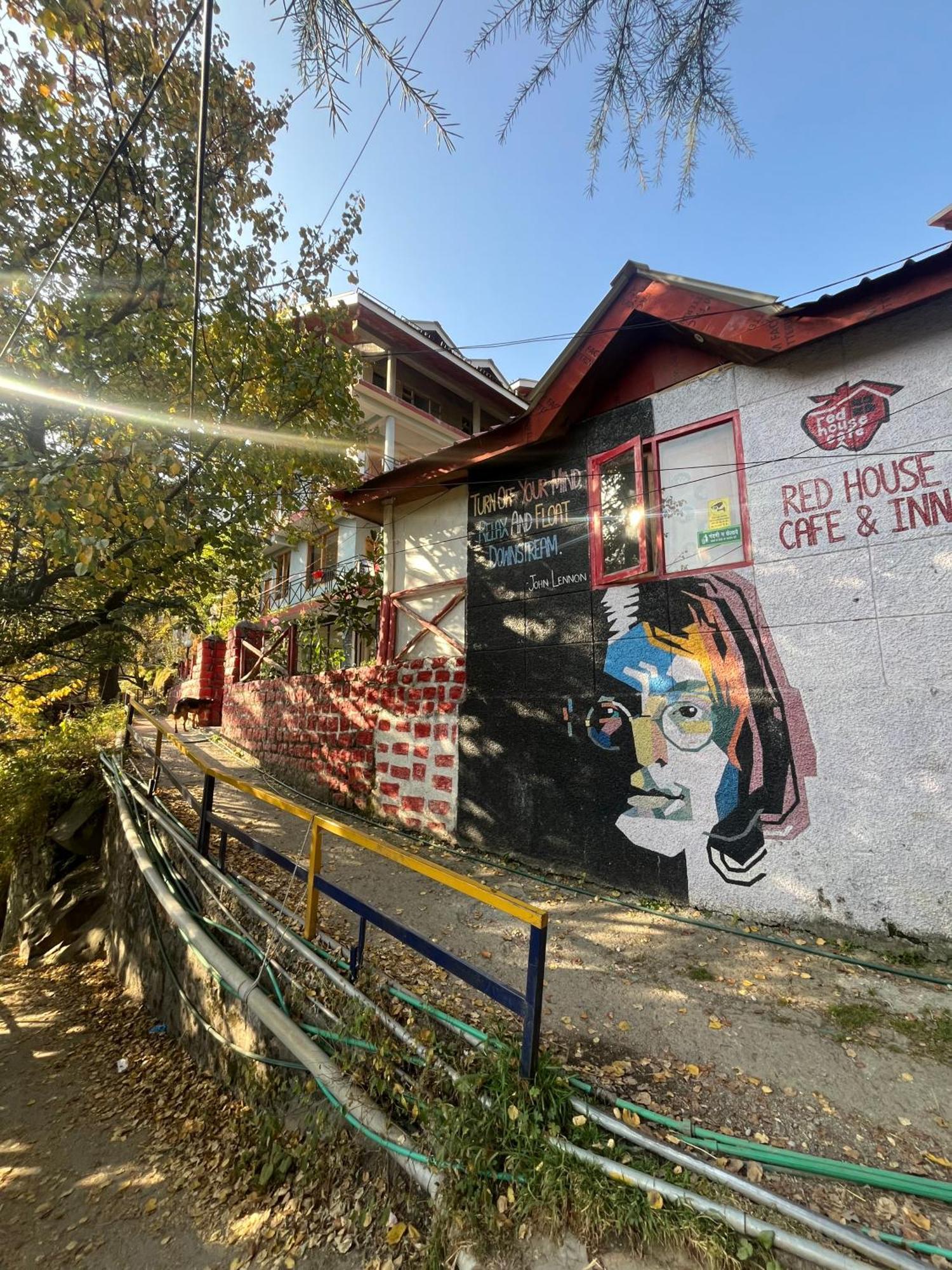 Red House Cafe And Inn Manāli Exteriér fotografie