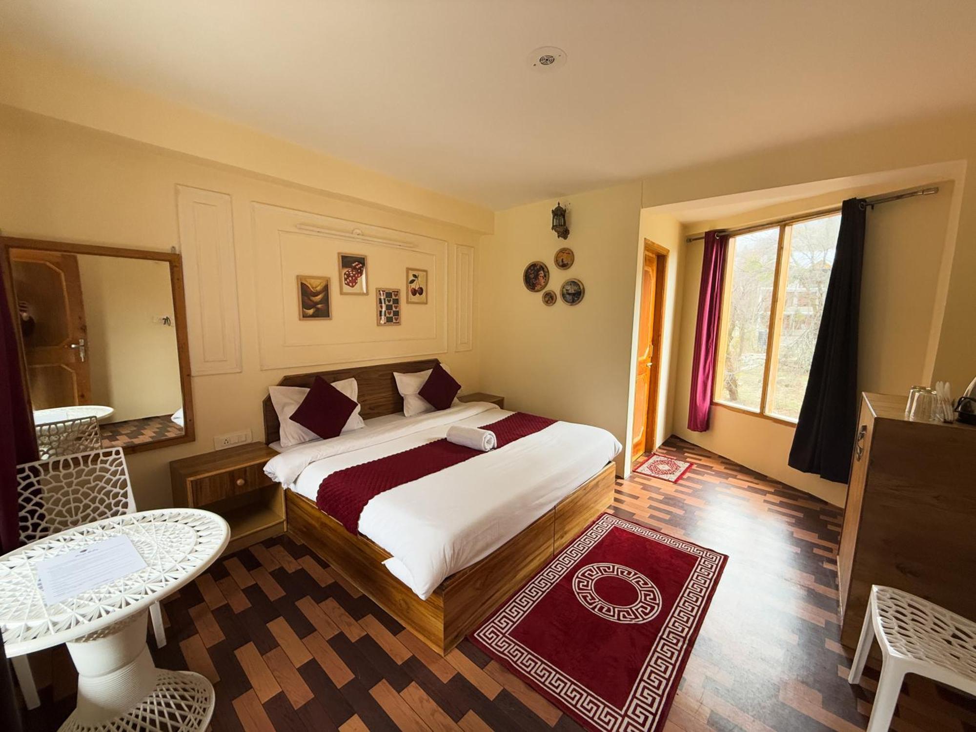 Red House Cafe And Inn Manāli Exteriér fotografie